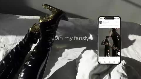 Snapshot of vinylstore chatting on 12.14.25 Diva Silvia online show from 12.14.25