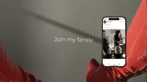 Snapshot of vinylstore chatting on 12.15.25 Diva Silvia online show from 12.15.25