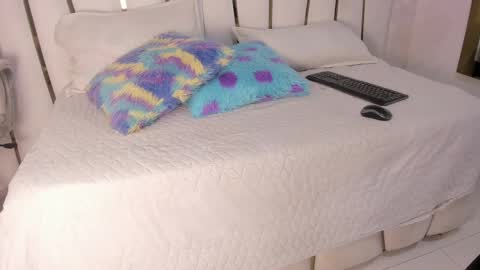 Snapshot of violeet_gray chatting on 02.15.25 violeet_gray online show from 02.15.25