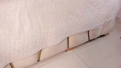 Snapshot of violeet_gray chatting on 02.15.25 violeet_gray online show from 02.15.25