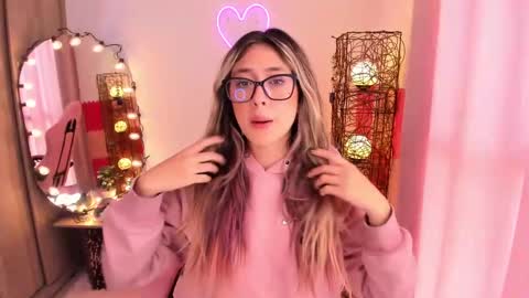 Snapshot of violet_ch chatting on 01.09.25 violet online show from 01.09.25