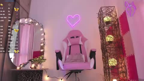 Snapshot of violet_ch chatting on 01.18.25 violet online show from 01.18.25