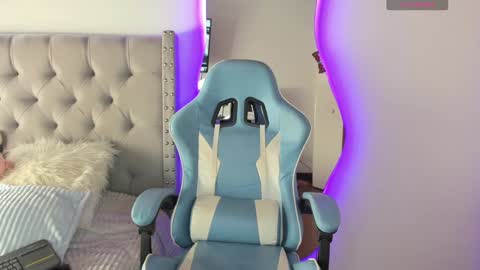 Snapshot of violet_rost chatting on 12.14.24 Violet online show from 12.14.24