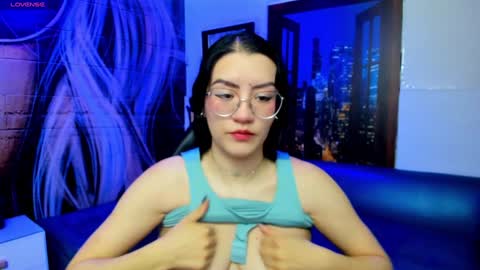 Snapshot of violeta_diazz chatting on 12.28.24     online show from 12.28.24