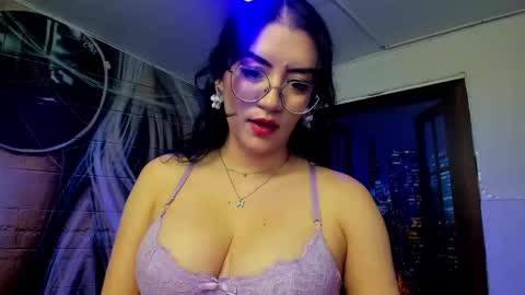 Snapshot of violeta_diazz chatting on 02.16.25     online show from 02.16.25