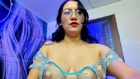 Snapshot of violeta_diazz chatting on 03.11.25     online show from 03.11.25