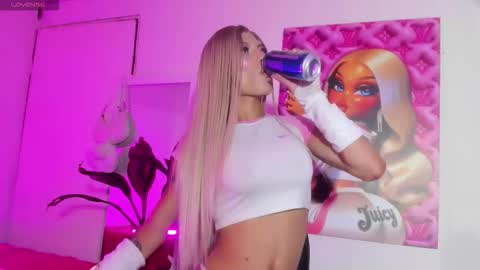 Snapshot of violeta_prince chatting on 10.10.25 Violeta Princess Please help me with your thumbs up its important online show from 10.10.25