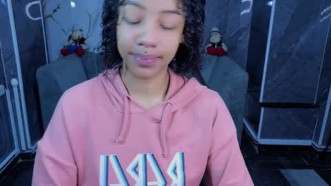 Snapshot of violeth_b chatting on 05.19.26 violeth_b online show from 05.19.26