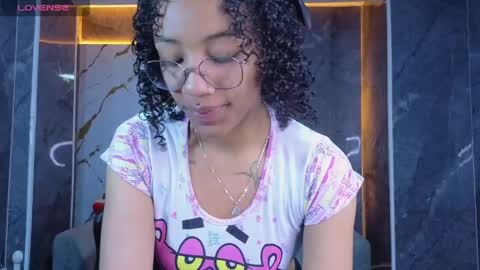Snapshot of violeth_b chatting on 05.25.26 violeth_b online show from 05.25.26