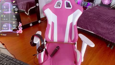 Snapshot of violetqs chatting on 09.19.25 online show from 09.19.25