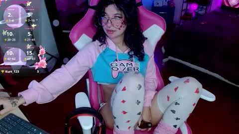 Snapshot of violetqs chatting on 10.17.25 online show from 10.17.25