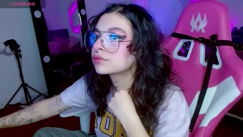 Snapshot of violetqs chatting on 10.19.25 online show from 10.19.25