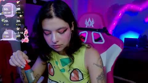 Snapshot of violetqs chatting on 10.28.25 online show from 10.28.25