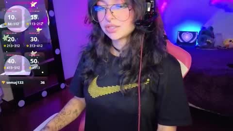 Snapshot of violetqs chatting on 11.08.25 online show from 11.08.25