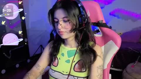 Snapshot of violetqs chatting on 11.19.25 online show from 11.19.25