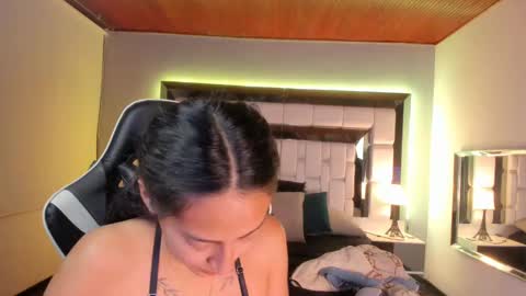 Snapshot of violetskinny chatting on 12.23.24 violetskinny online show from 12.23.24