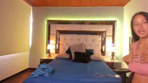 Snapshot of violetskinny chatting on 12.26.24 violetskinny online show from 12.26.24