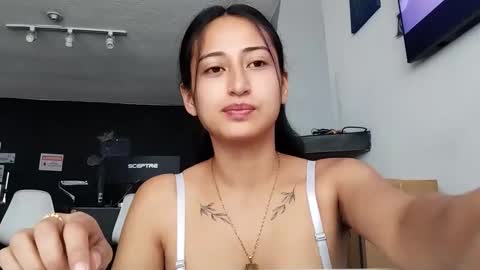 Snapshot of violetskinny chatting on 01.19.25 violetskinny online show from 01.19.25