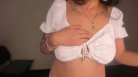 Snapshot of violetskinny chatting on 01.28.25 violetskinny online show from 01.28.25