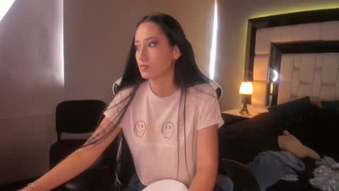 Snapshot of violetskinny chatting on 02.04.25 violetskinny online show from 02.04.25