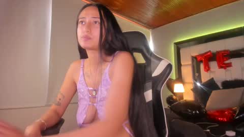 Snapshot of violetskinny chatting on 02.17.25 violetskinny online show from 02.17.25