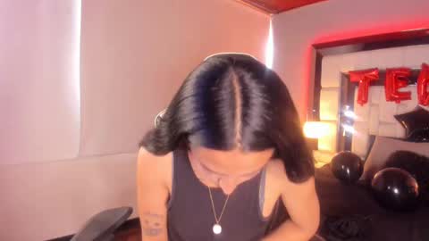 Snapshot of violetskinny chatting on 02.18.25 violetskinny online show from 02.18.25