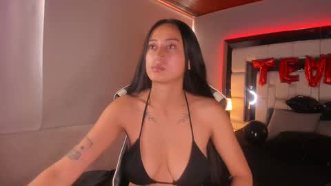 Snapshot of violetskinny chatting on 02.18.25 violetskinny online show from 02.18.25