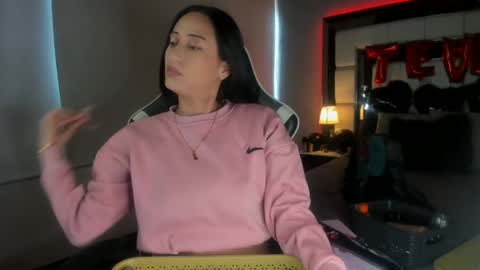 Snapshot of violetskinny chatting on 02.19.25 violetskinny online show from 02.19.25