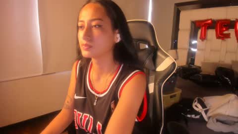 Snapshot of violetskinny chatting on 02.23.25 violetskinny online show from 02.23.25