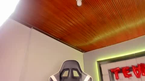 Snapshot of violetskinny chatting on 02.23.25 violetskinny online show from 02.23.25