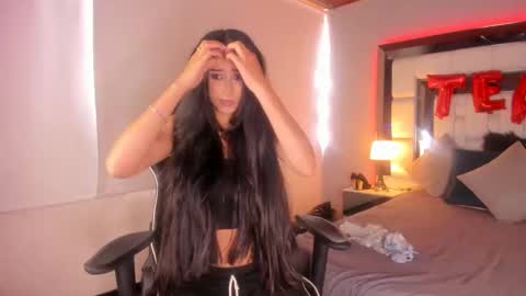 Snapshot of violetskinny chatting on 03.10.25 violetskinny online show from 03.10.25