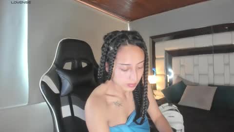 Snapshot of violetskinny chatting on 10.01.25 violetskinny online show from 10.01.25