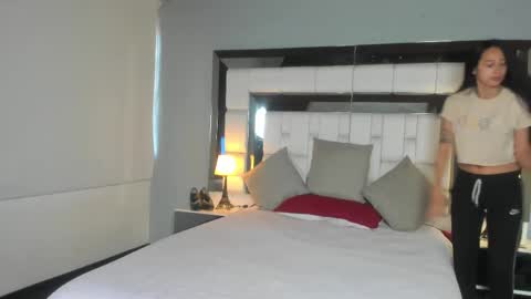 Snapshot of violetskinny chatting on 11.21.25 violetskinny online show from 11.21.25