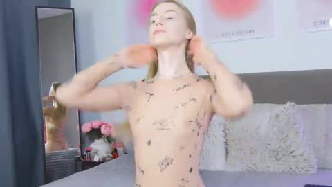 Snapshot of violetswone chatting on 11.21.25 VioletSwone online show from 11.21.25