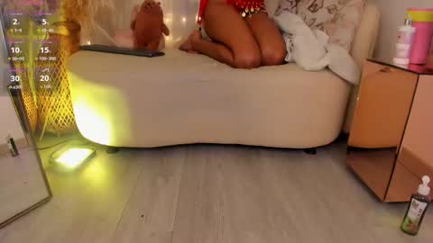 Snapshot of violett23_ chatting on 10.22.25 violett23_ online show from 10.22.25