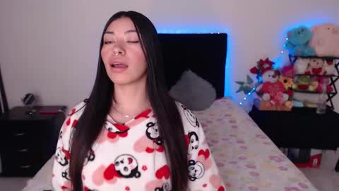 Snapshot of violett_flowers chatting on 03.11.25 violeta  online show from 03.11.25