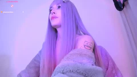 Snapshot of violettbones chatting on 12.19.24 Violett online show from 12.19.24