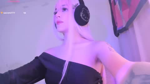 Snapshot of violettbones chatting on 01.10.25 Violett online show from 01.10.25