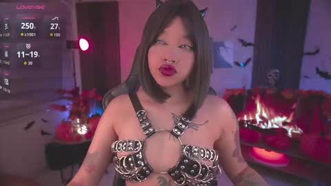 JULIE UWU online show from 10.25.25