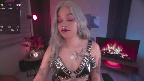 JULIE UWU online show from 11.06.25