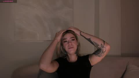 Snapshot of violetthansson chatting on 05.18.26 Violett online show from 05.18.26