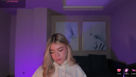 Snapshot of violetthansson chatting on 05.19.26 Violett online show from 05.19.26
