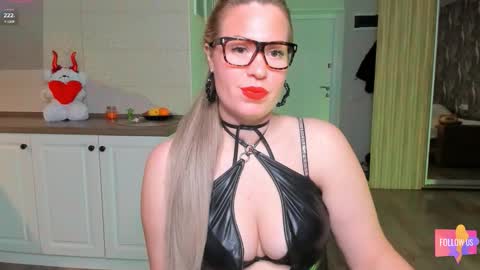 Snapshot of vip_juicy chatting on 11.10.25 VelvettTime online show from 11.10.25