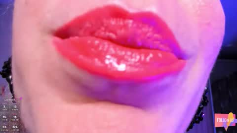 Snapshot of vip_juicy chatting on 11.19.25 VelvettTime online show from 11.19.25