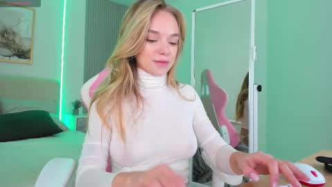 Snapshot of virrginchloee chatting on 11.23.25 Chloe online show from 11.23.25