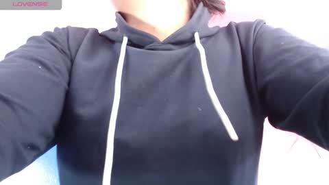 Snapshot of vitoria23_ chatting on 11.17.25 victoria 3 online show from 11.17.25