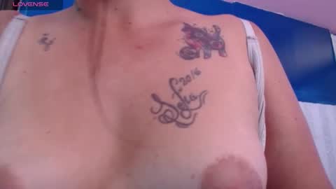 Snapshot of vitoria23_ chatting on 11.27.25 victoria 3 online show from 11.27.25