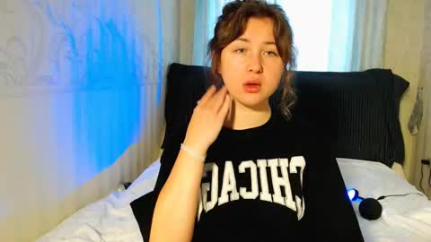 Snapshot of vivi__nova chatting on 10.23.25 Vivi online show from 10.23.25
