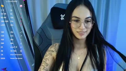 Snapshot of vivi_g chatting on 12.16.25 Vivian online show from 12.16.25