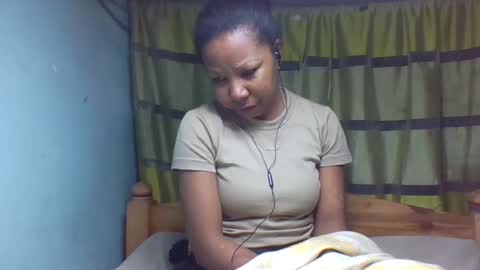 Snapshot of viviane0812 chatting on 09.22.25 viviane0812 online show from 09.22.25